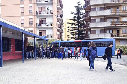 Gli studenti nei parcheggi dell'ARST (foto C.Angius)