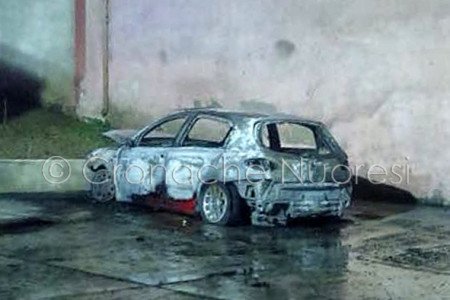 L'Alfa 147 incendiata oggi a Sarule