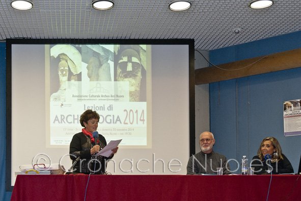 Tina Santoni, presidente ArcheoArci Nuoro, illustra il corso 2014 (© foto S.Novellu)