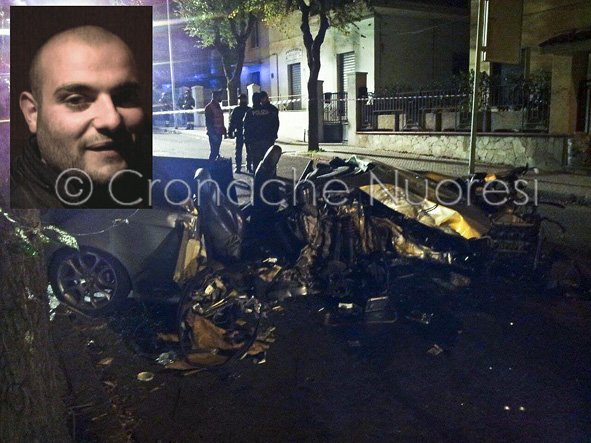 Roberto Coi e l'Alfa 147 distrutta nell'impatto (© foto Cronache Nuoresi)