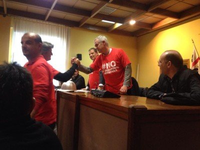 Il sindaco Bianchi riceve la maglia simbolo della protesta