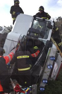 Vigili del fuoco prestano i primi soccorsi all'autotrasportatore