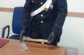 Ascia sequestrata dai Carabinieri