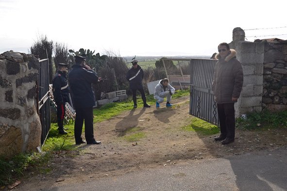 Gli inquirenti sul luogo del tentato omicidio