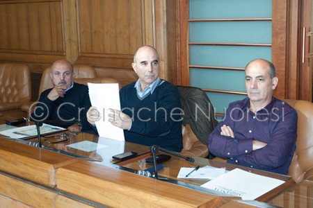I consiglieri provinciali durante il vertice con Abbanoa (© foto Cronache Nuoresi)