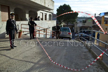 La vittima portata via dalla casa degli orrori (© foto S.Novellu)