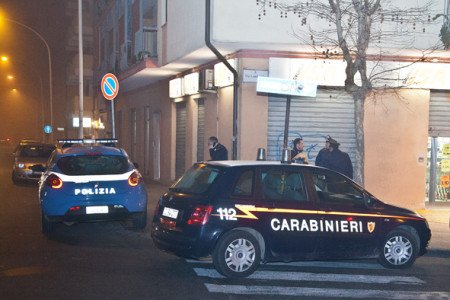 Polizia e Carabinieri sul luogo della rapina (foto S.Novellu - Cronache Nuoresi)