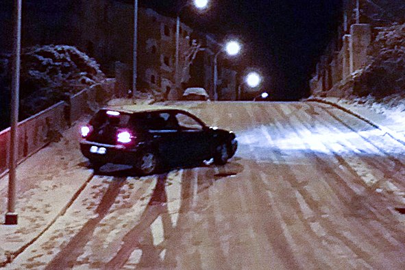 Un'auto fuori strada per la neve a Nuoro