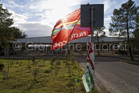 Bandiere sindacali davanti ai cancelli chiusi di Ottana Polimeri (© foto S.Novellu)