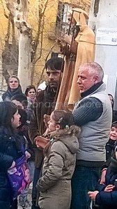 Due genitori con la statua di S.Antonio (foto Fois)