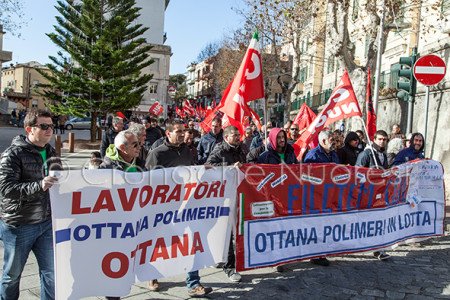 I lavoratori di Ottana Polimeri durante lo Sciopero Generale (© foto S.Novellu)