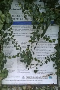 Il cartello di appalto (© foto Cronache Nuoresi)