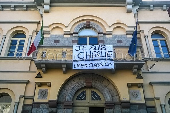 Je suis Charlie. Lo striscione affisso sulla facciata dell'Asproni