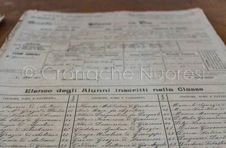 Uno dei documenti scolastici in mostra all'Istituto Podda (© foto S.Novellu)