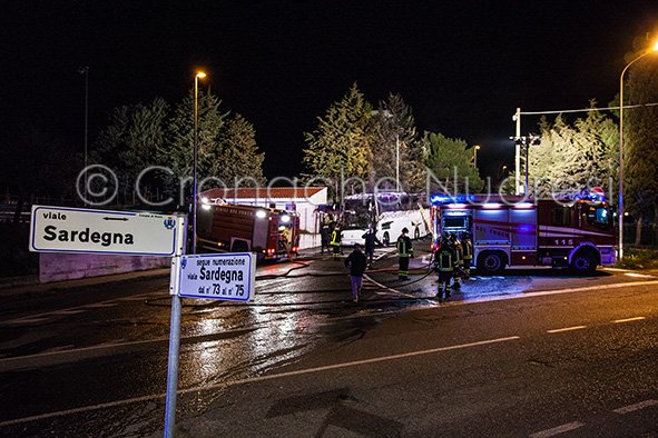 Le squadre dei Vigili del fuoco sul luogo del rogo (© foto Cronache Nuoresi)