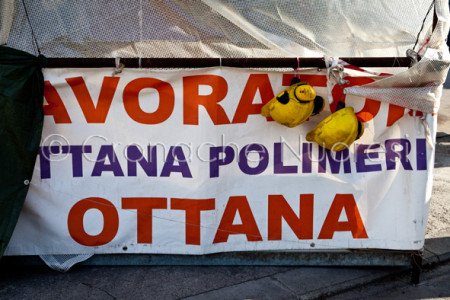 Striscione e caschi dei lavoratori di Ottana Polimeri (© foto S. Novellu)