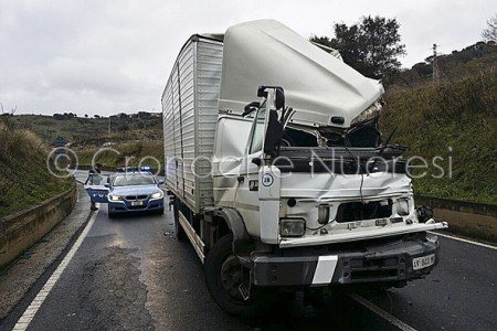 Uno dei due autoarticolati coinvolti nell'incidente