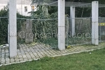 Uno scorcio della piazza Salvatore Satta (© foto Cronache Nuoresi)