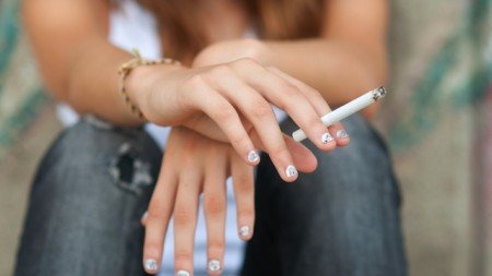 Le mani di un'adolescente fumatriceLe mani di un'adolescente fumatrice