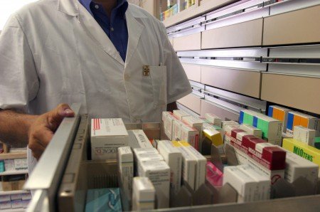 Cassetti contenenti farmaci all'interno di una farmacia
