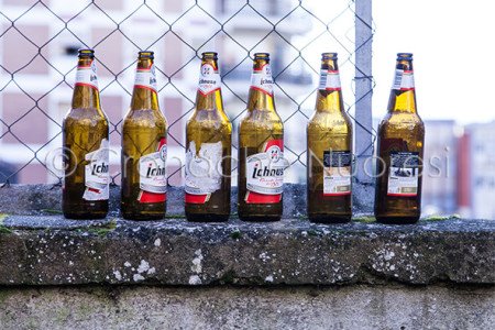 Alcune bottiglie abbandonate in strada dopo una notte di bagordi (© foto S.Novellu)