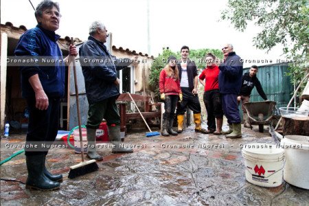 Gli angeli del fango durante l'alluvione Cleopatra (© foto S.Novellu)