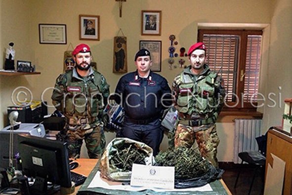 I Carabinieri con la marijuana sequestrata
