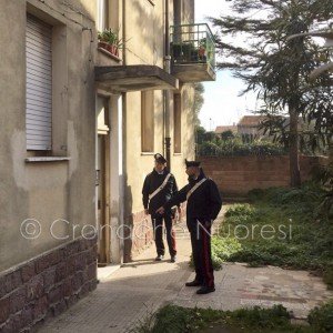 I Carabinieri davanti all'abitazione oggetto del tentato scasso