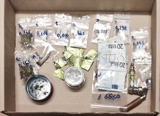 La droga a le attrezzature per il confezionamento sequestrati a Macomer