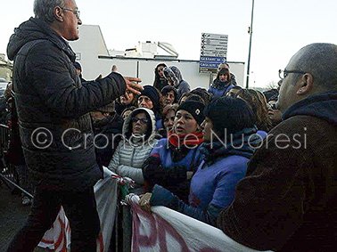 La protesta dei comparti industriali davanti alla Provincia