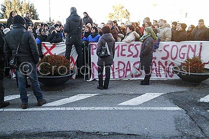 La protesta dei comparti industriali davanti alla Provincia