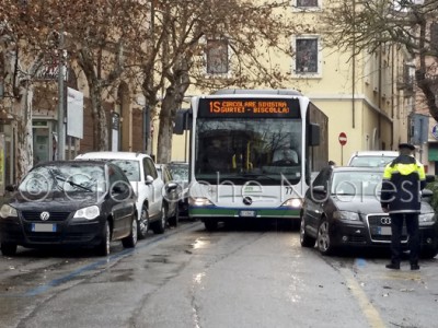 L'autobus della linea 1S fermo (© foto Cronache Nuoresi)