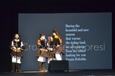 Un momento dell'esibizione del Coro a Tenore Grazia Deledda a Hong Kong (© foto Cronache Nuoresi)