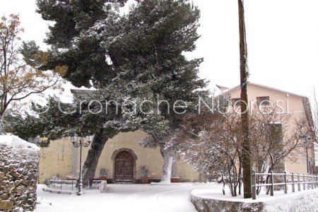 Uno scorcio di Tonara sotto la neve dello scorso fine settimana (foto Loche)
