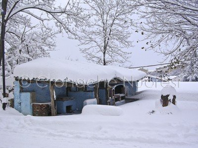Uno scorcio di Tonara sotto la neve (foto Loche)