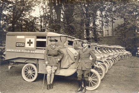 Alcune ambulanze dell'American Field Service