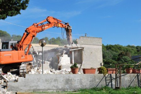 Demolizione di un edificio abusivo