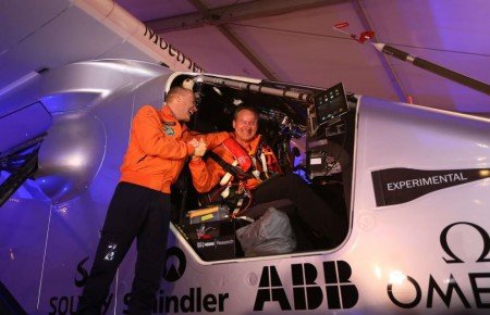 André Borschberg e Bertrand Piccard sul Solar Impulse 2