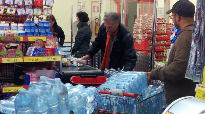 Approvvigionamento d'acqua al supermercato