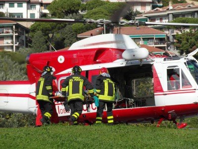 Un'operazione di soccorso con un elicottero dei Vigili del fuoco