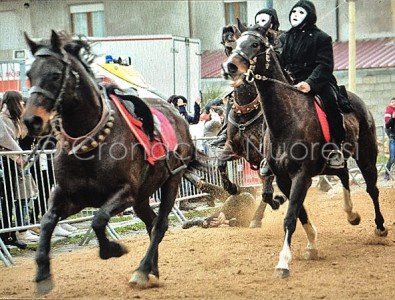 Il momento della caduta da cavallo (© foto Dore)