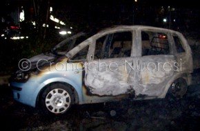 La Fiat Idea data alle fiamme a Tossilo