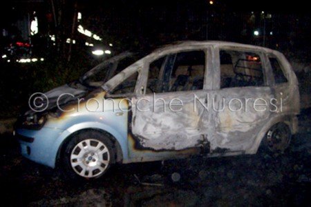 La Fiat Idea data alle fiamme a Tossilo