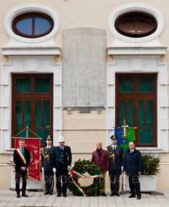 La deposizione di una corona d'alloro (© foto Cronache Nuoresi)