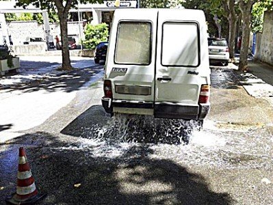 Il pick up di Abbanoa parcheggiato sulla perdita d'acqua in via Lombardia