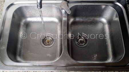 L'acqua della rete sgorga dal rubinetto (© foto Cronache