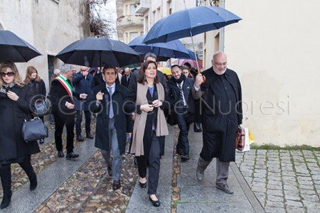 L'on. Laura Boldrini davanti alla Casa di G.Deledda (© foto S.Novellu)