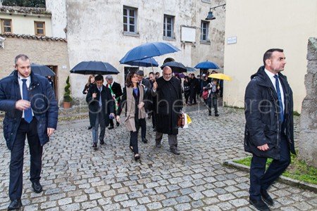 L'on. Laura Boldrini davanti alla Casa di G.Deledda (© foto S.Novellu)