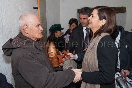 L'on. Laura Boldrini ringrazia per il dono il sig. La Croce (© foto S.Novellu)