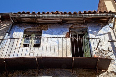 Particolare di una vecchia casa di Tonara (© foto S.Novellu)